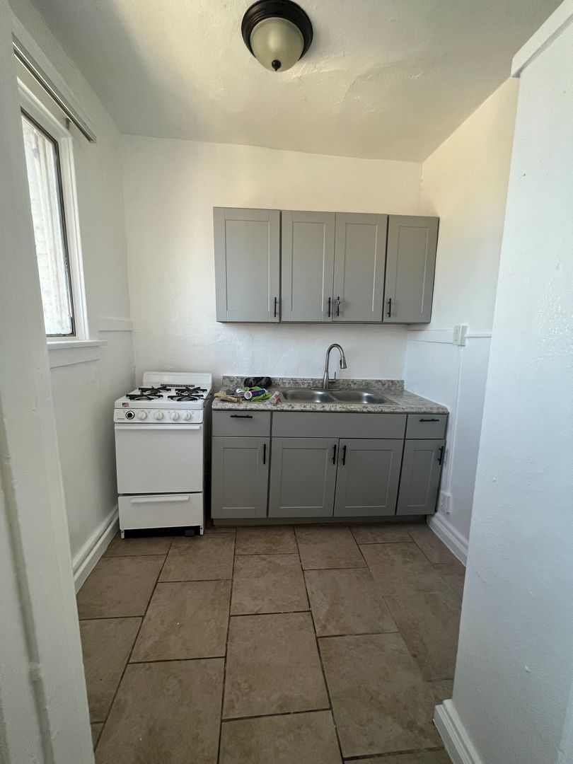 Los Angeles Apartment: 1237 S Alvarado St