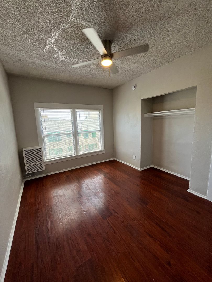 Los Angeles Apartment: 310 S Alvarado St