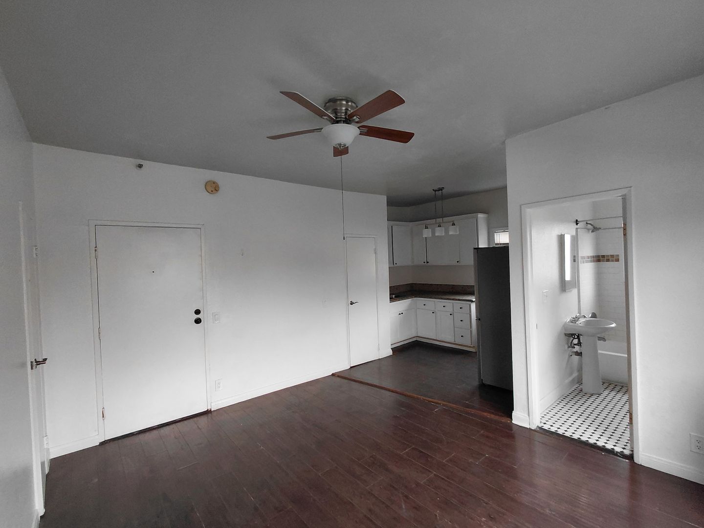 Los Angeles Apartment: 324 S Catalina St