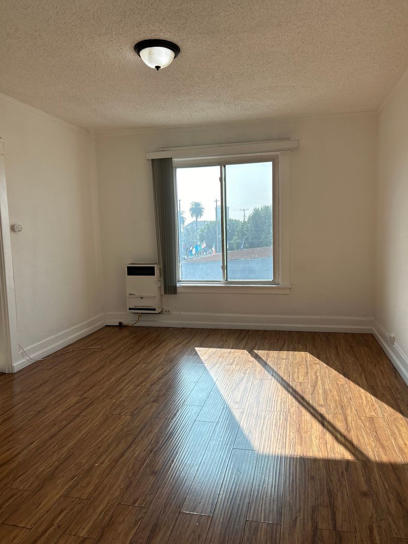 Los Angeles Apartment: 1237 S Alvarado St