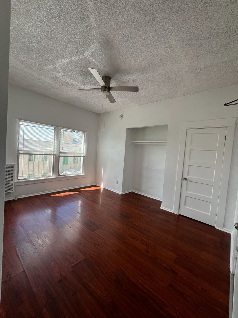 Los Angeles Apartment: 310 S Alvarado St