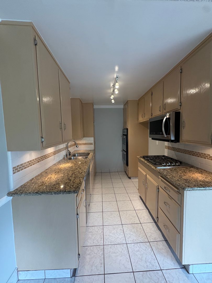 Los Angeles Apartment: 4315 Don Tomaso Dr