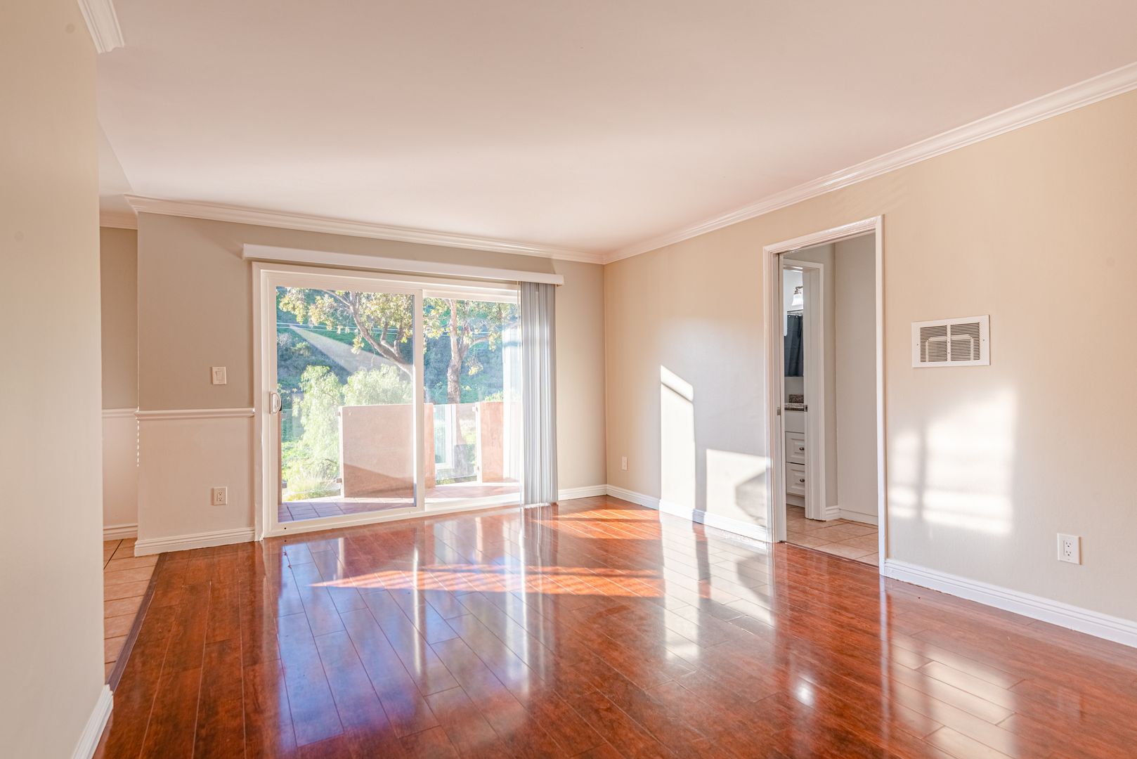 Los Angeles Apartment: 4315 Don Tomaso Dr