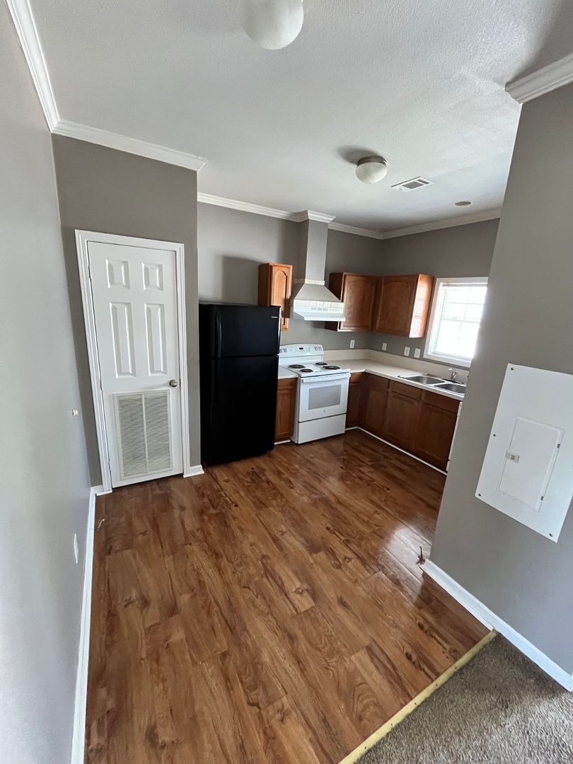 Church Hill Apartment: 914 Holliston Mills