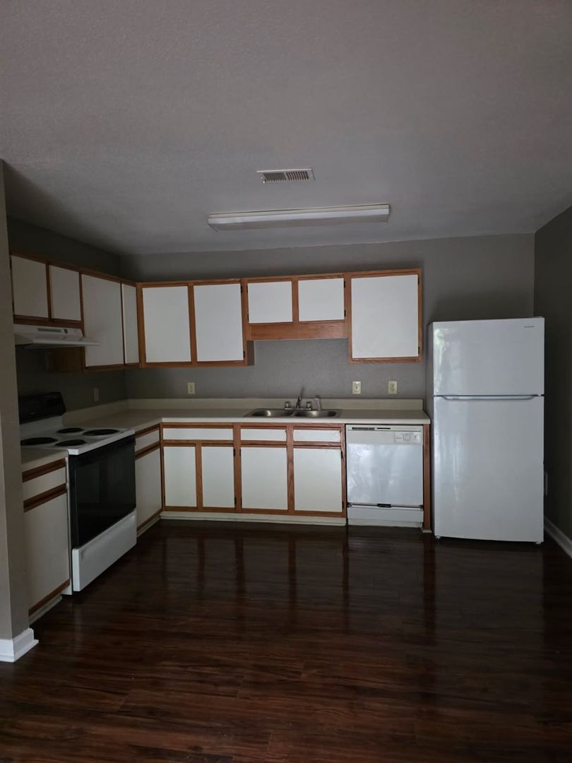 Greneville Apartment: 2995 Blue Springs Parkway