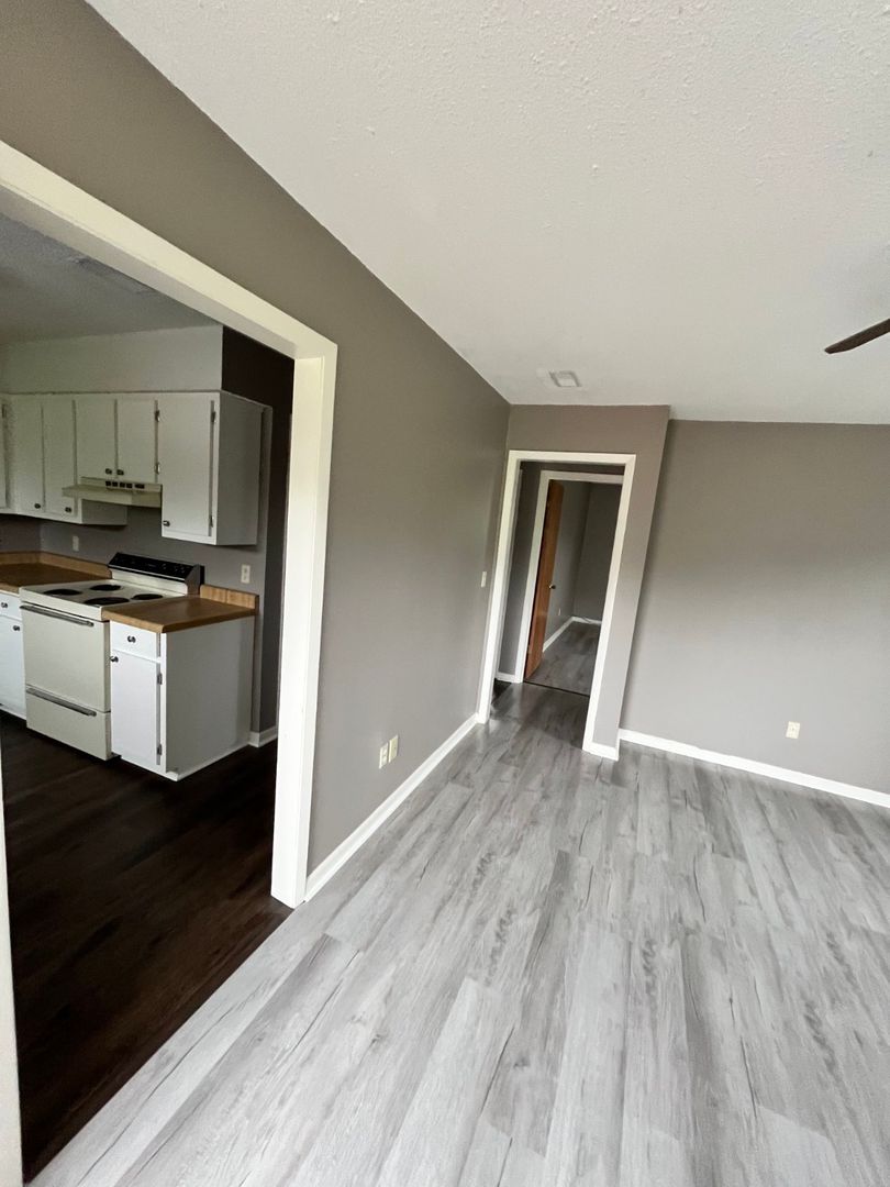 Greeneville Apartment: 102/120 Hartshaw Dr