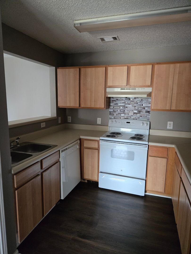 Rose Hill Apartment: 50 Pinnacle Pl