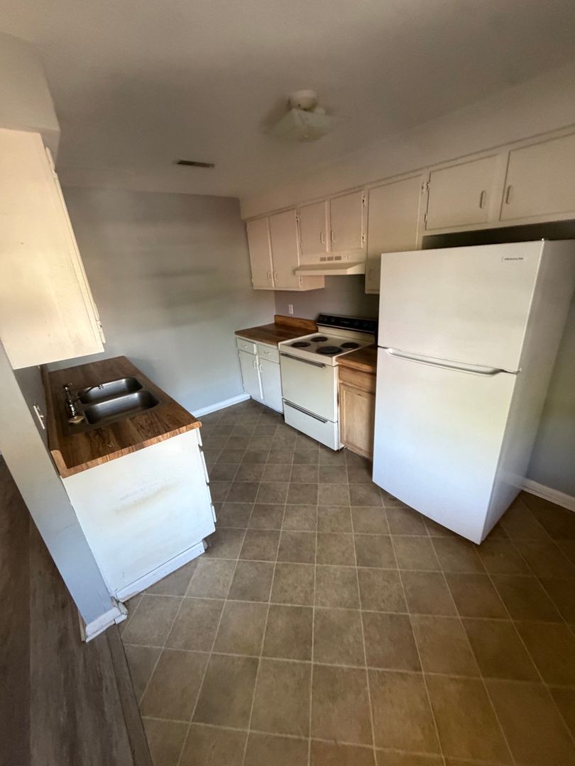 Greeneville Apartment: 102/120 Hartshaw Dr