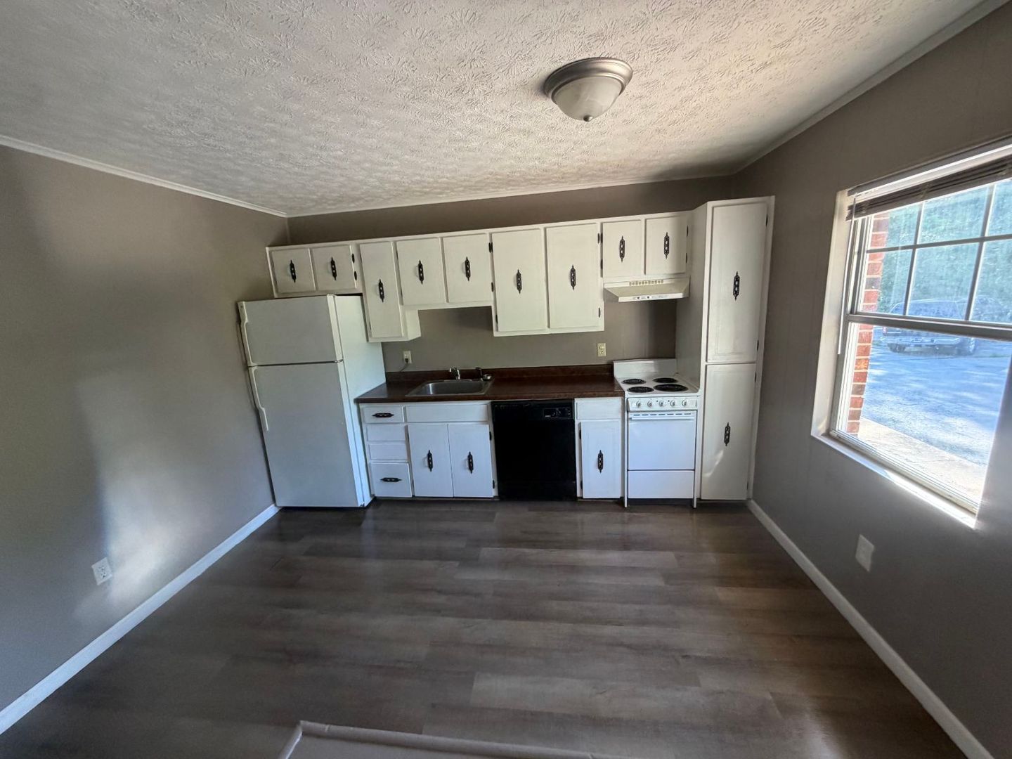 Greneville Apartment: 800 Crestview Dr