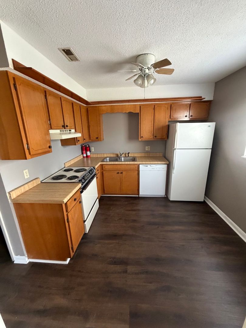 Greeneville Apartment: 102/120 Hartshaw Dr