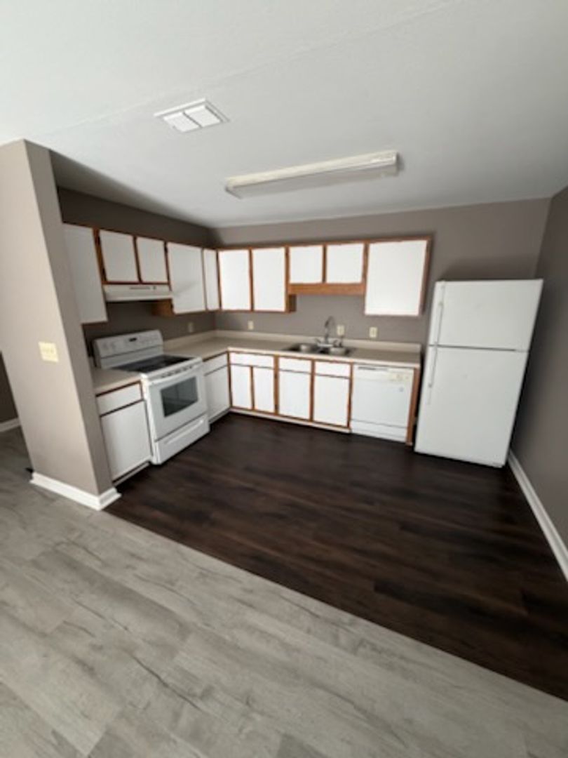 Greneville Apartment: 2995 Blue Springs Parkway