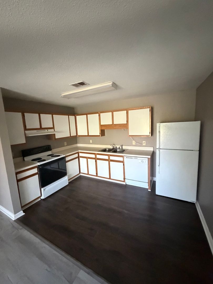 Greneville Apartment: 2995 Blue Springs Parkway