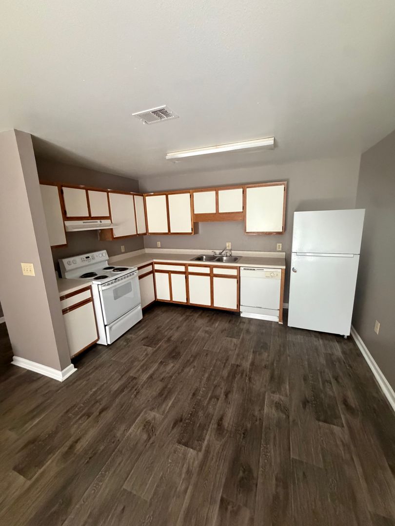 Greneville Apartment: 2995 Blue Springs Parkway