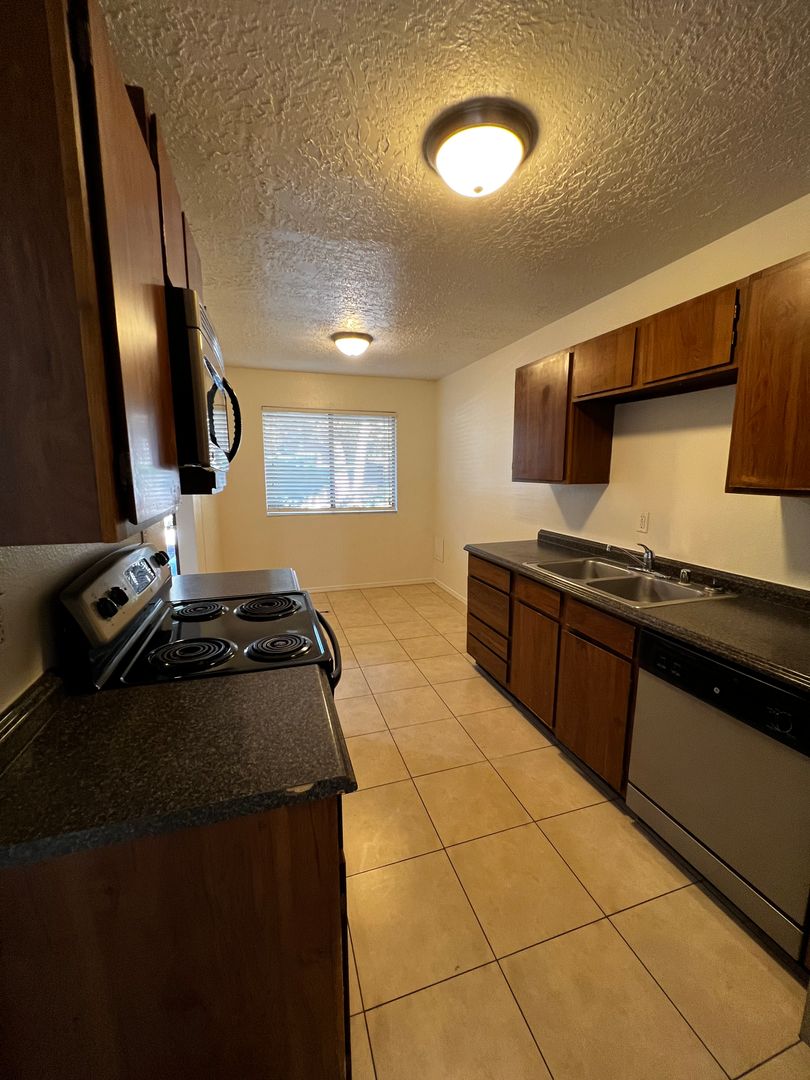 Grants Apartment: Courtyard Apartments