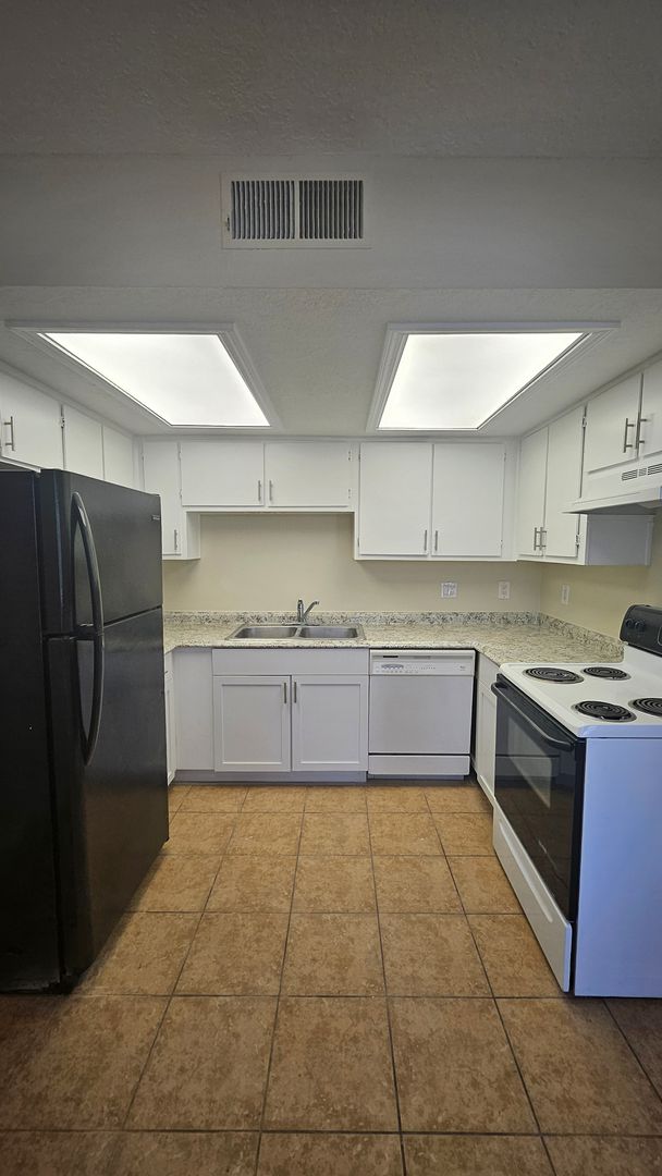 Albuquerque Apartment: 9710 Buena Ventura Drive NE 1-4