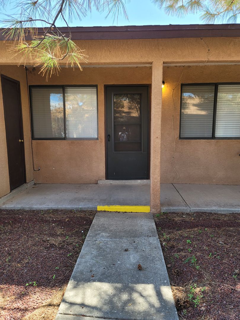 Grants Apartment: Courtyard Apartments