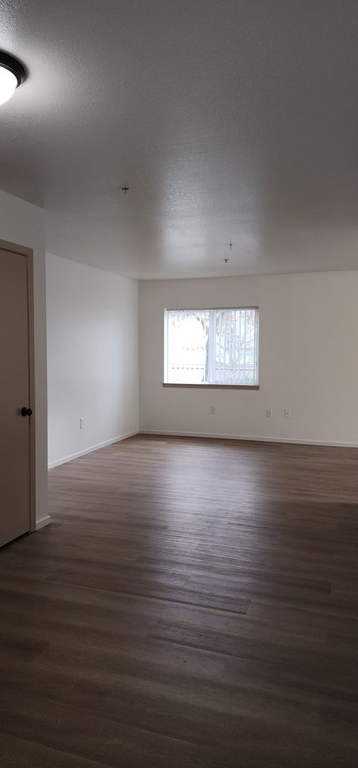 Vancouver Apartment: 16410 SE 5th St