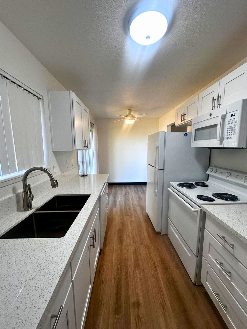 Portland Apartment: 4501-4537 SW Luradel St