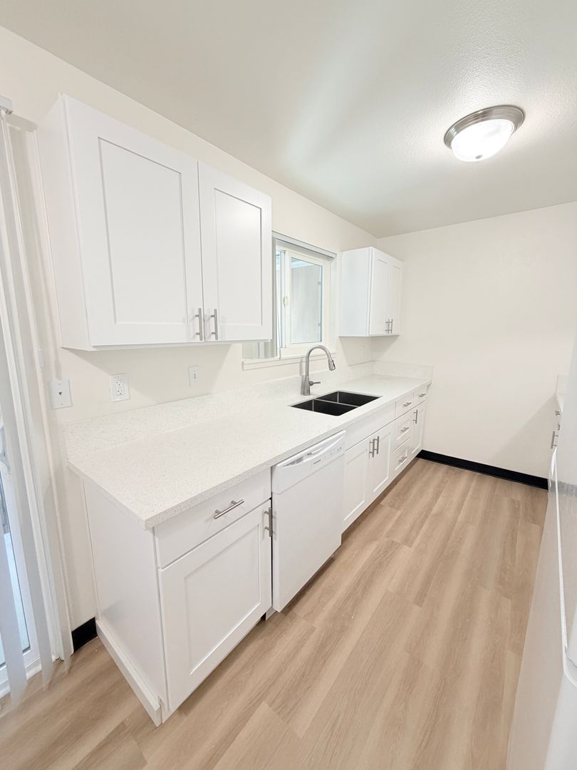 Portland Apartment: 4501-4537 SW Luradel St