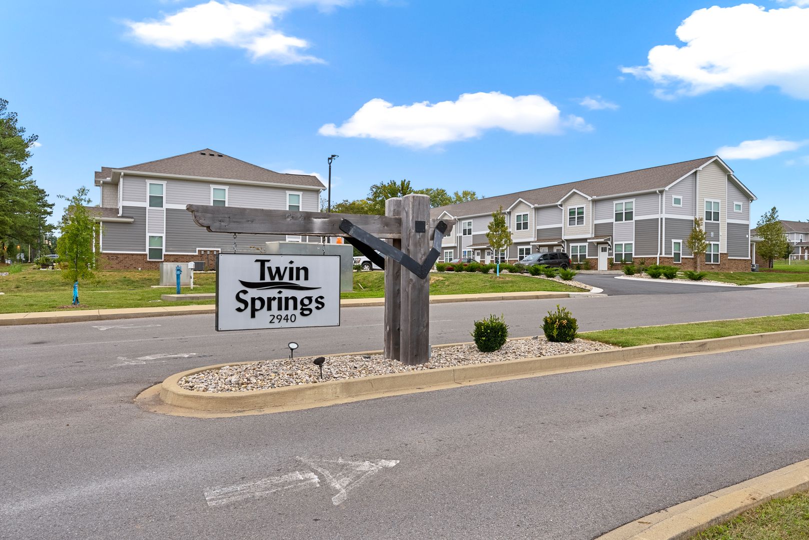 White House Apartment: 529 Raymond Hirsch Parkway