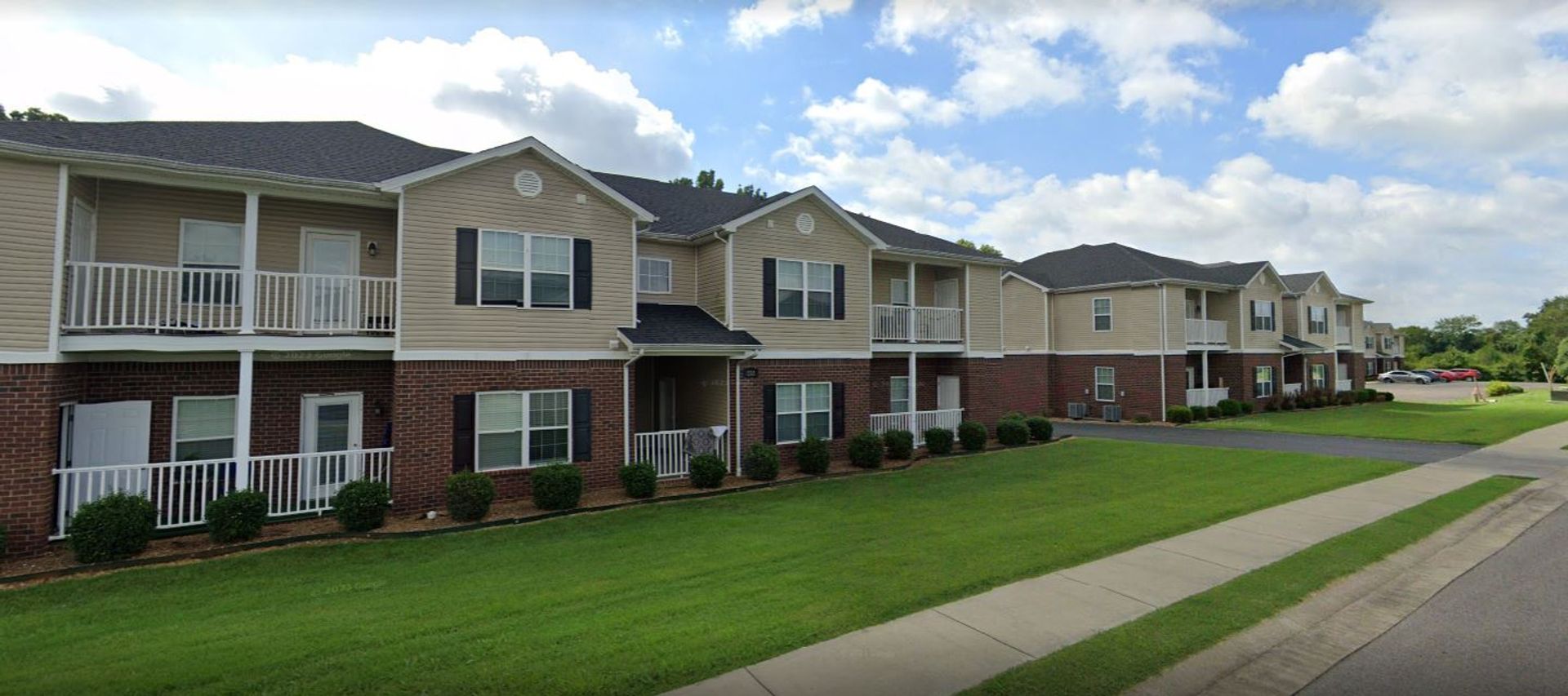 Bowling Green Apartment: 222 Moss View Street