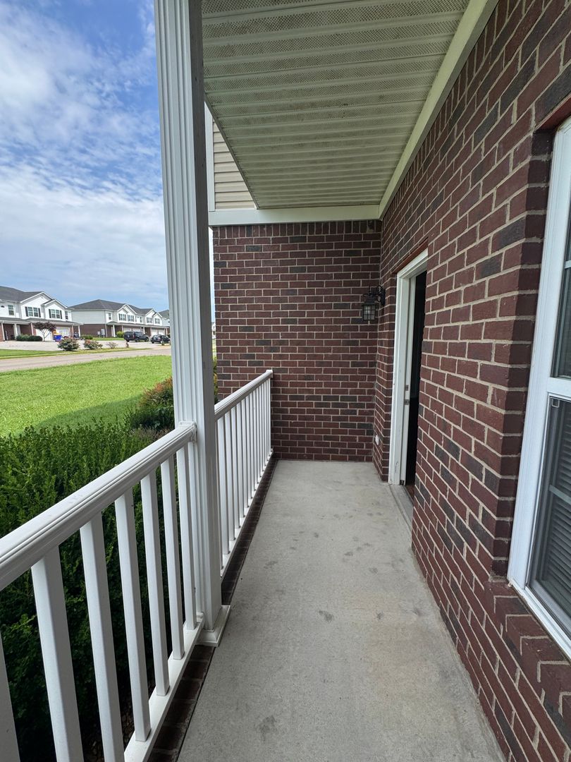 Bowling Green Apartment: 222 Moss View Street