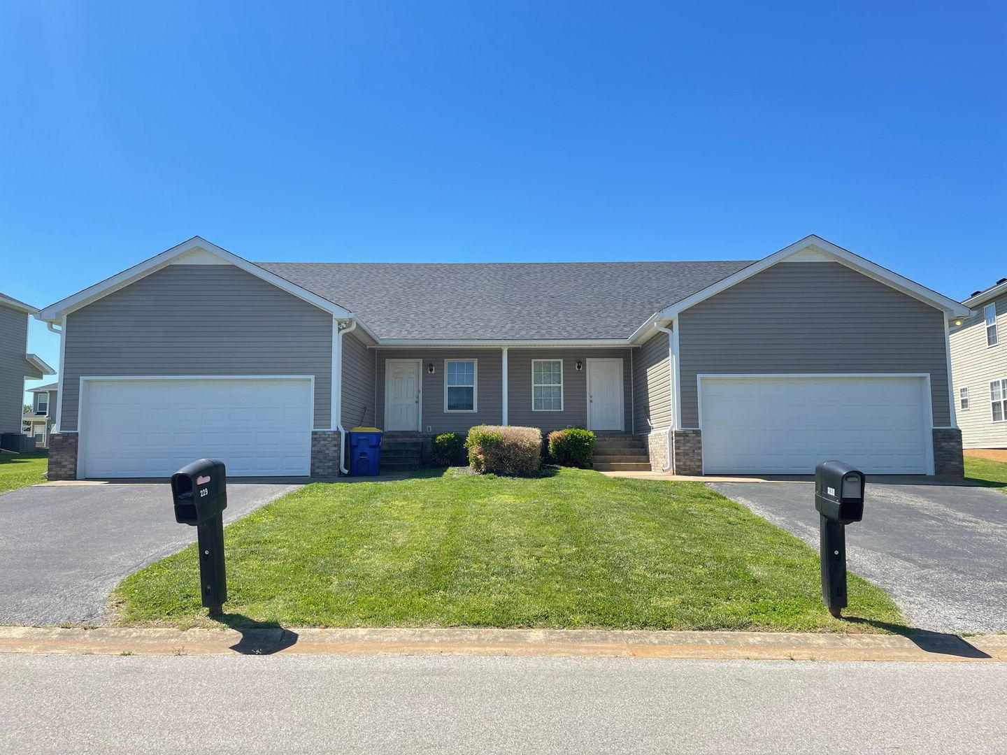 Bowling Green Apartment: 221 Hanover Court