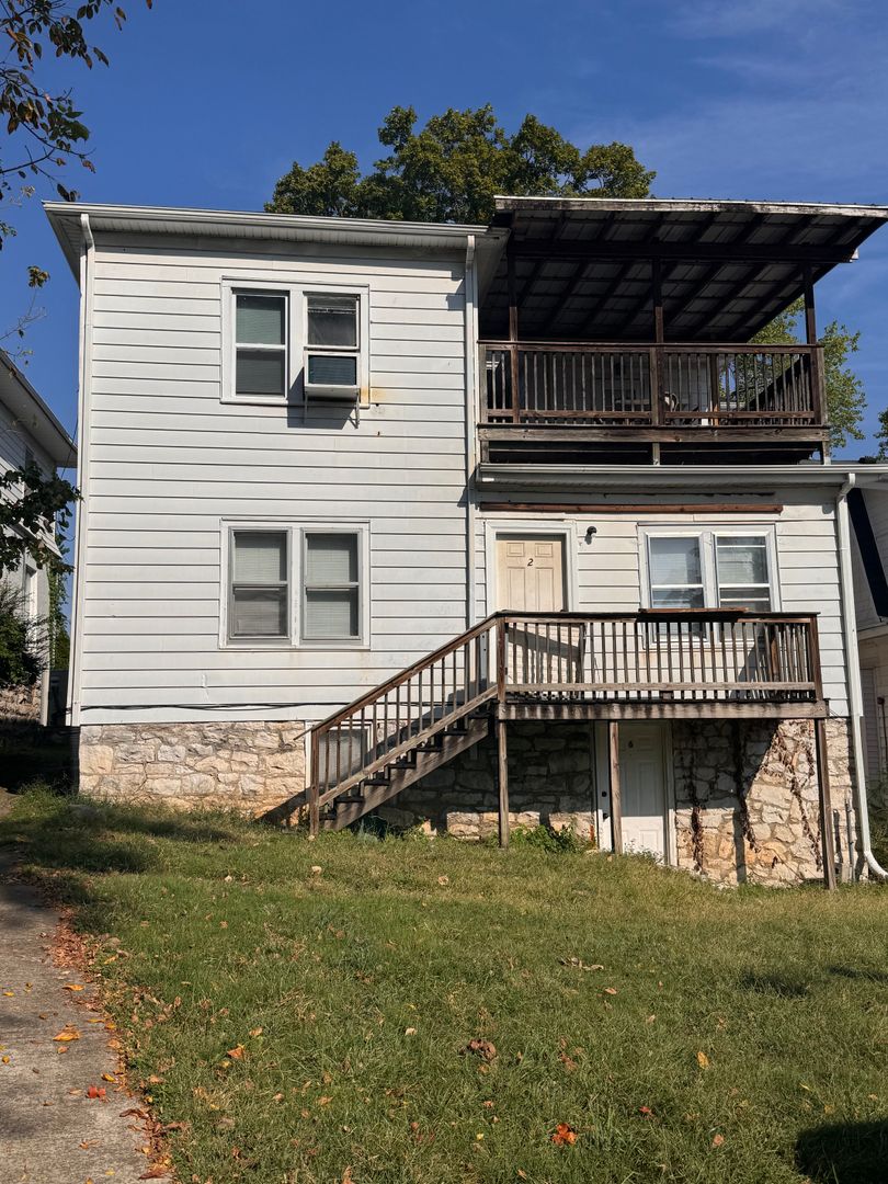 Bowling Green Apartment: 1362 College Street
