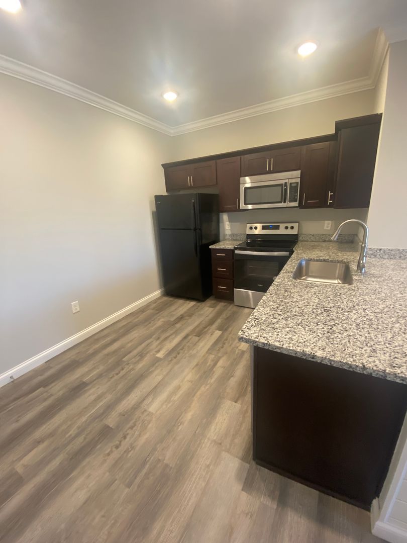 Bowling Green Apartment: 222 Moss View Street