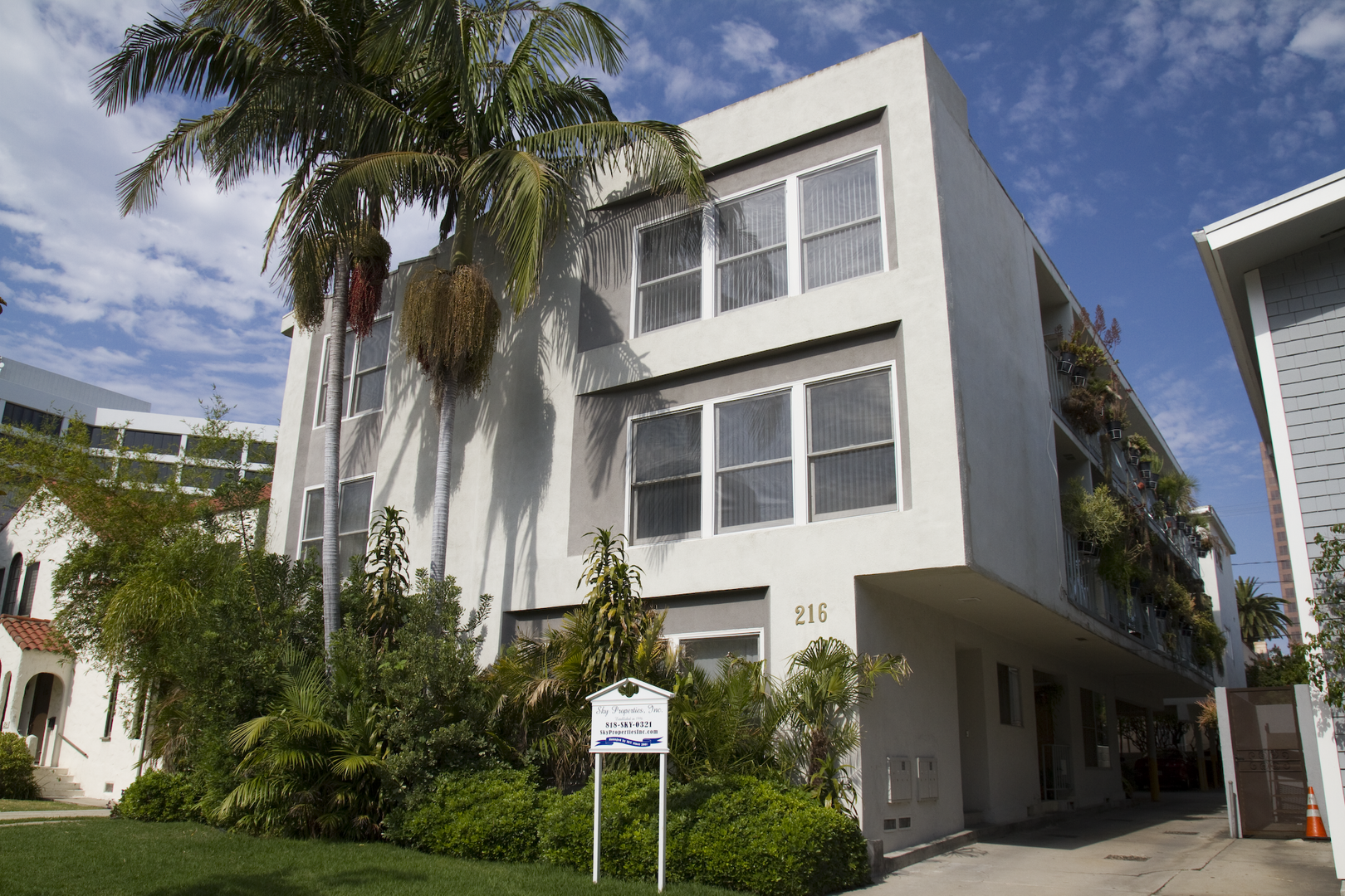 Beverly Hills Apartment: 216 Gale Dr