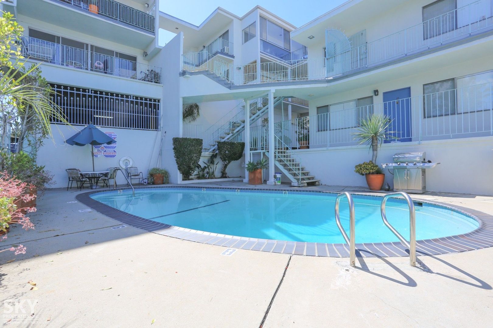 Los Angeles Apartment: 2849 Waverly Dr