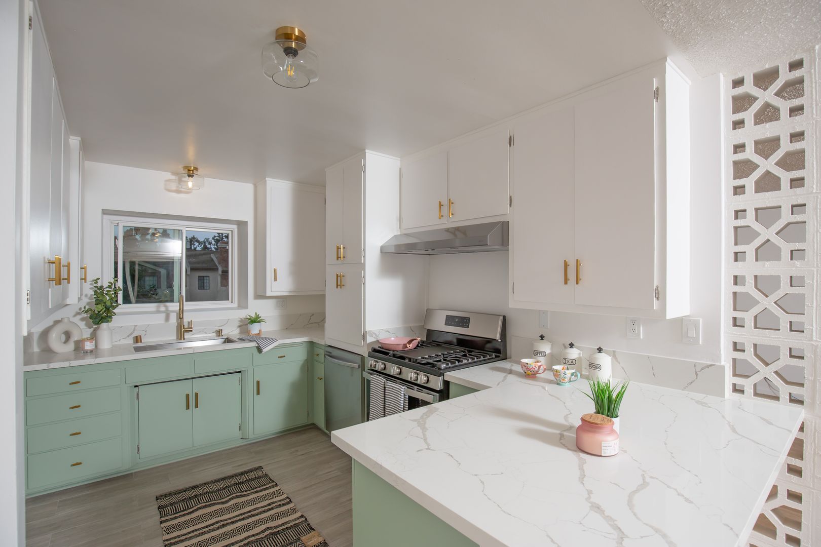 Burbank Apartment: 445 E Magnolia Blvd