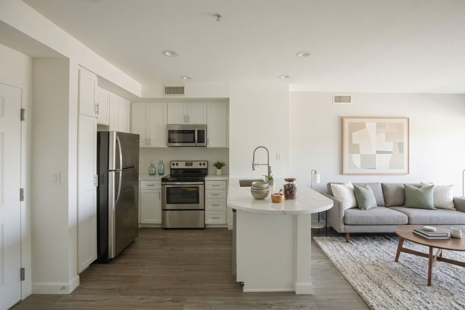 Los Angeles Apartment: 3400 Cahuenga Blvd