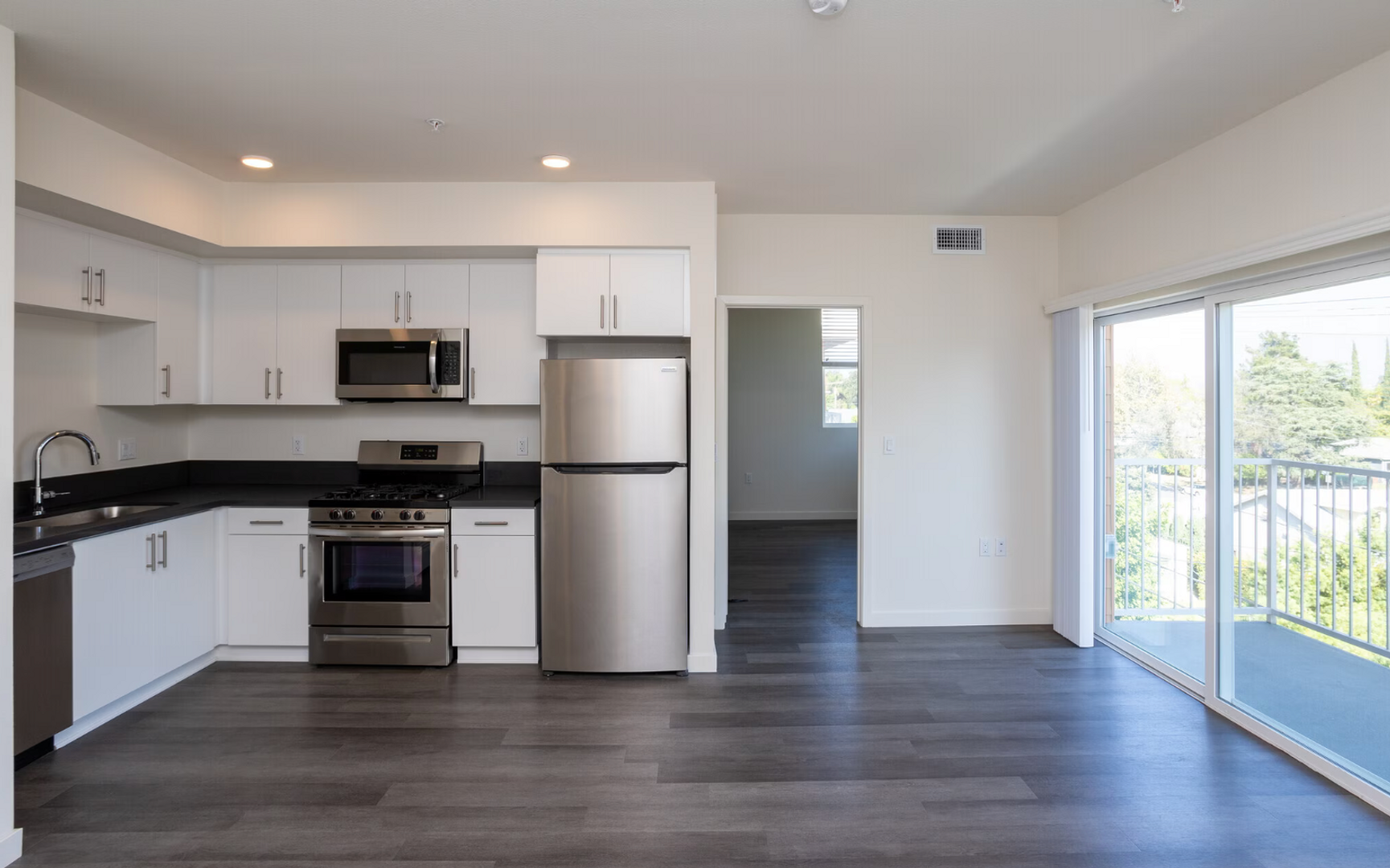 Toluca Lake Apartment: 10555 Bloomfield St