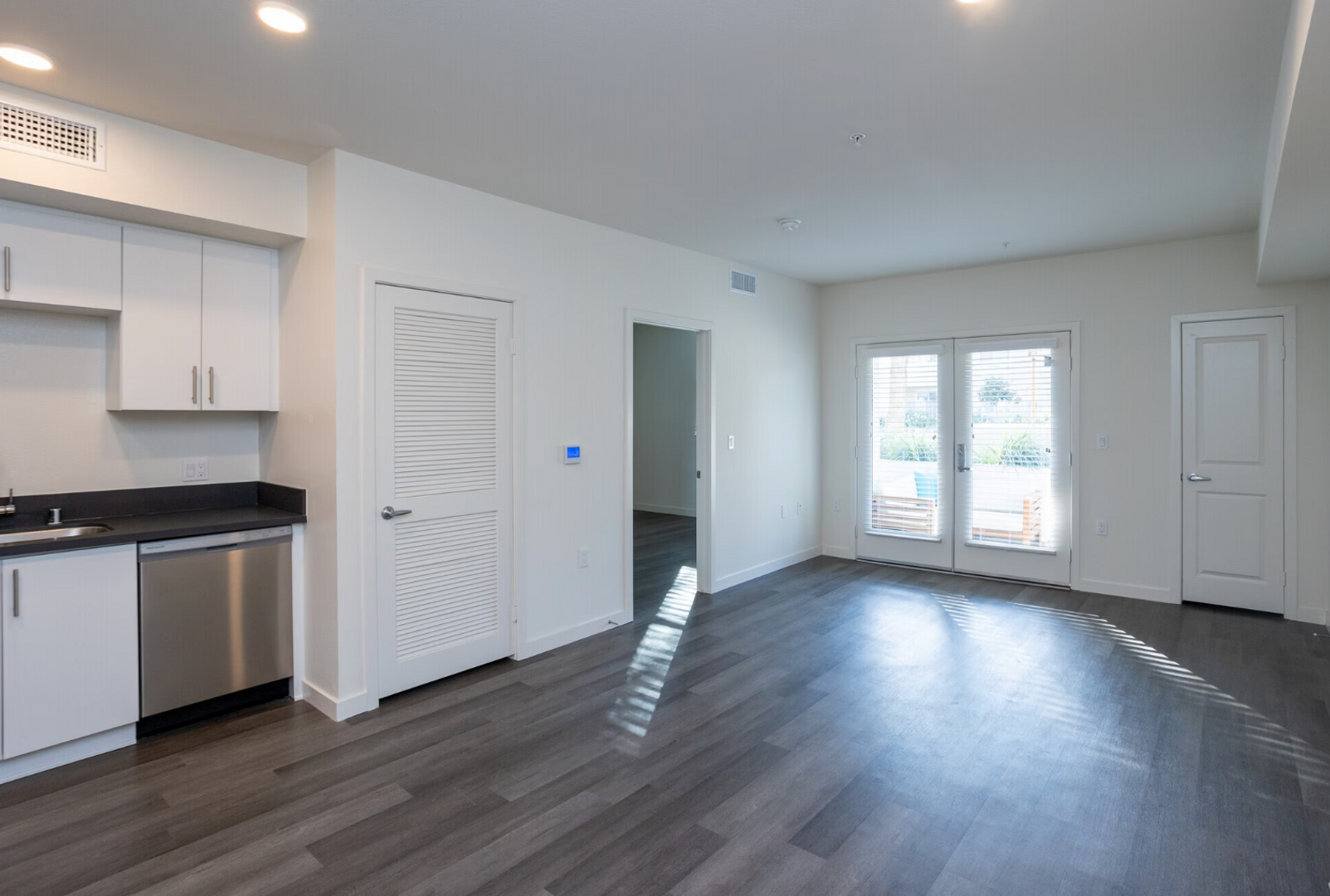 Toluca Lake Apartment: 10555 Bloomfield St