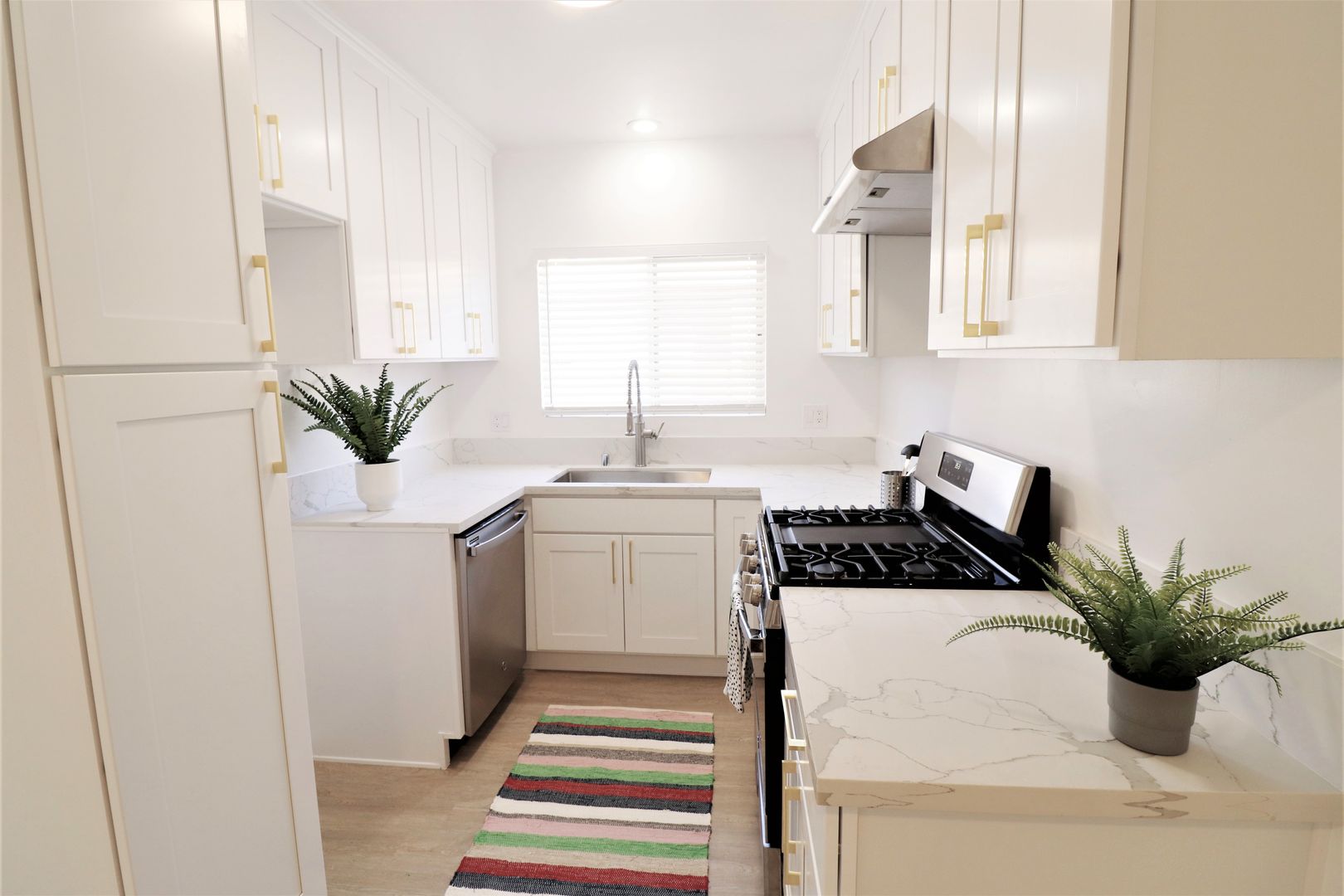 Sherman Oaks Apartment: 14315 Chandler Blvd