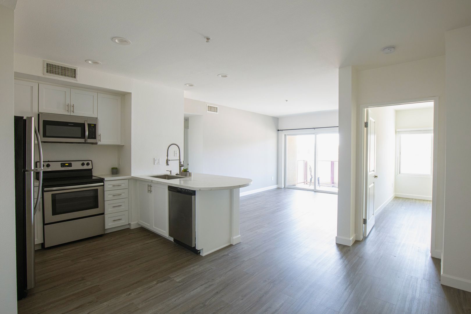 Los Angeles Apartment: 3400 Cahuenga Blvd