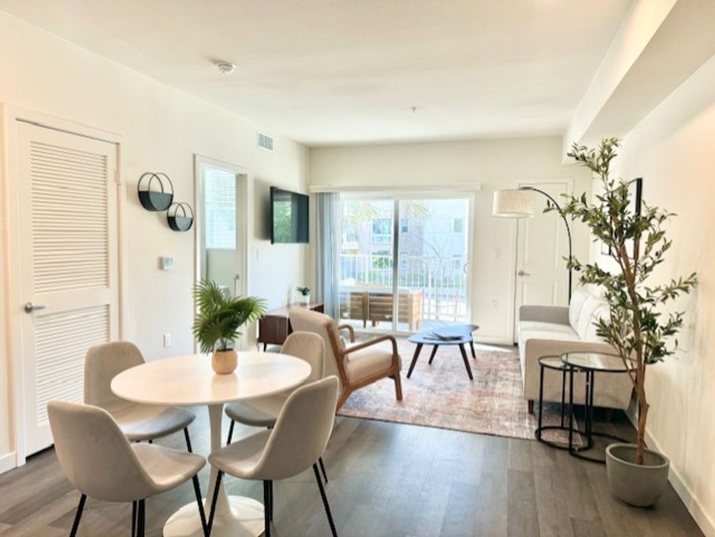 Toluca Lake Apartment: 10555 Bloomfield St