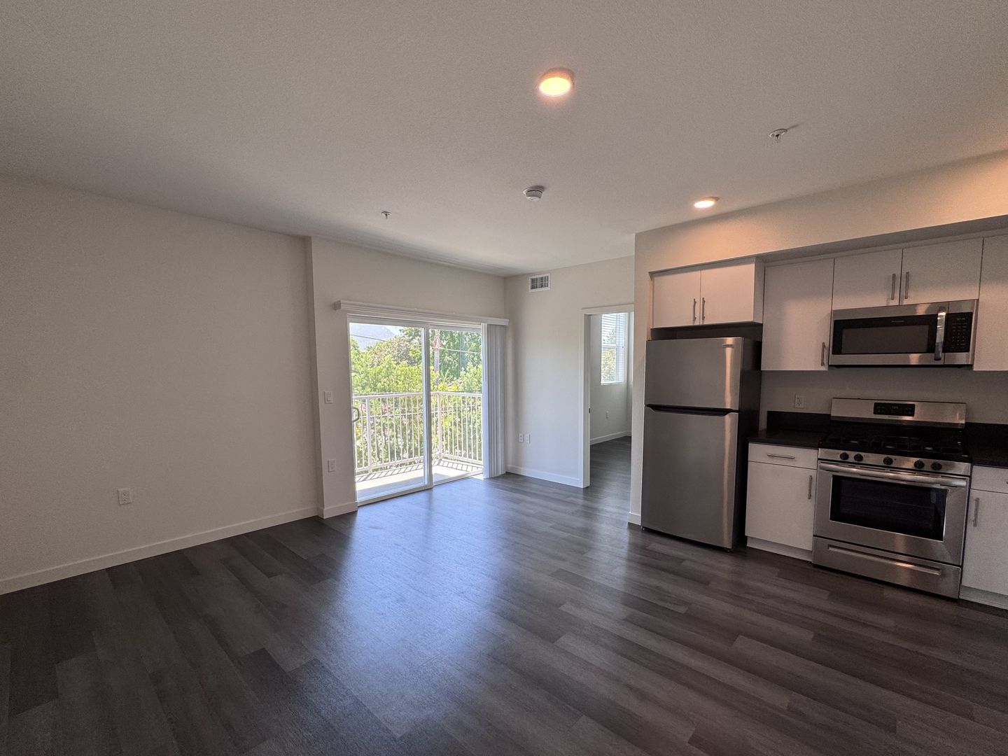 Toluca Lake Apartment: 10555 Bloomfield St
