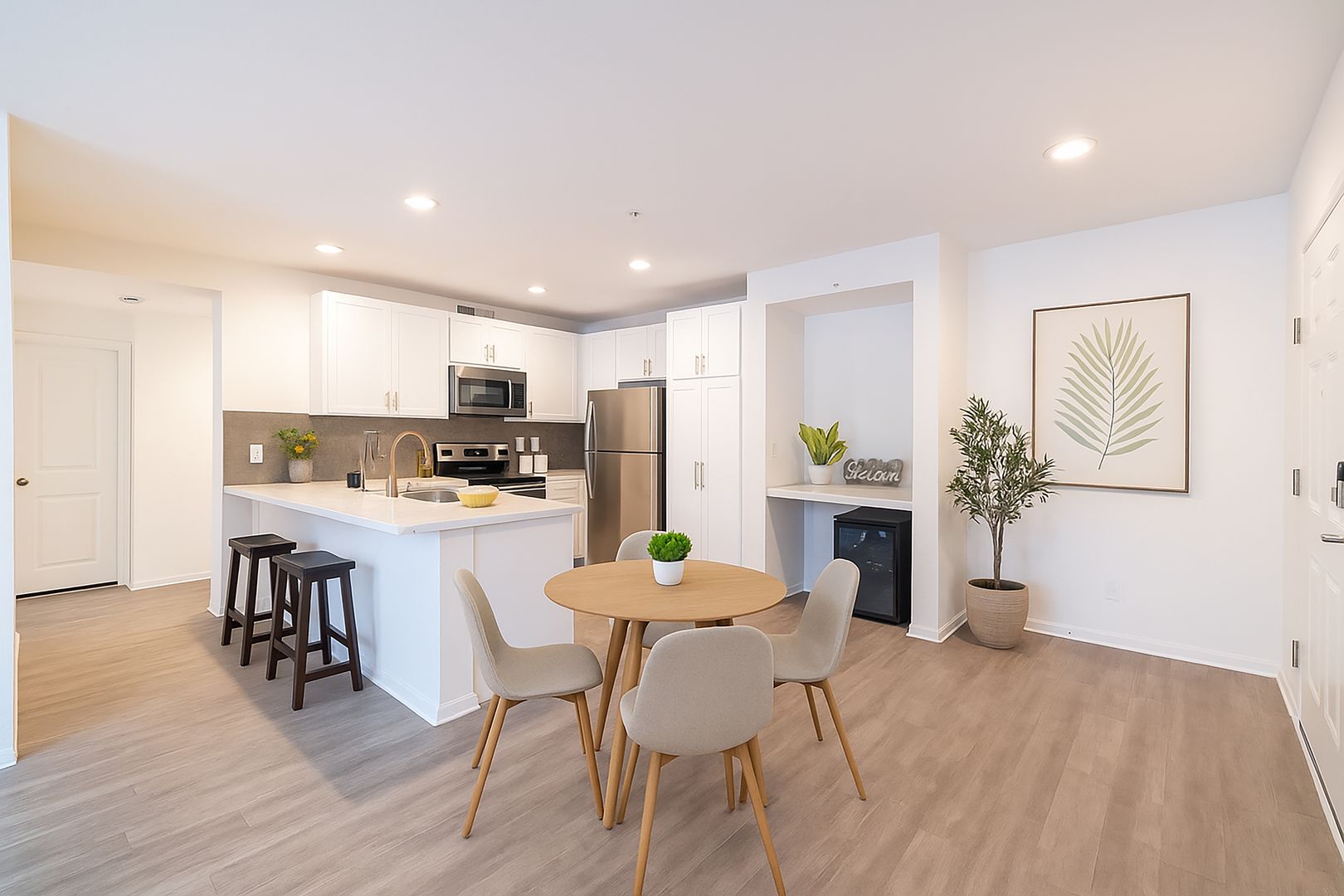 Los Angeles Apartment: 3400 Cahuenga Blvd