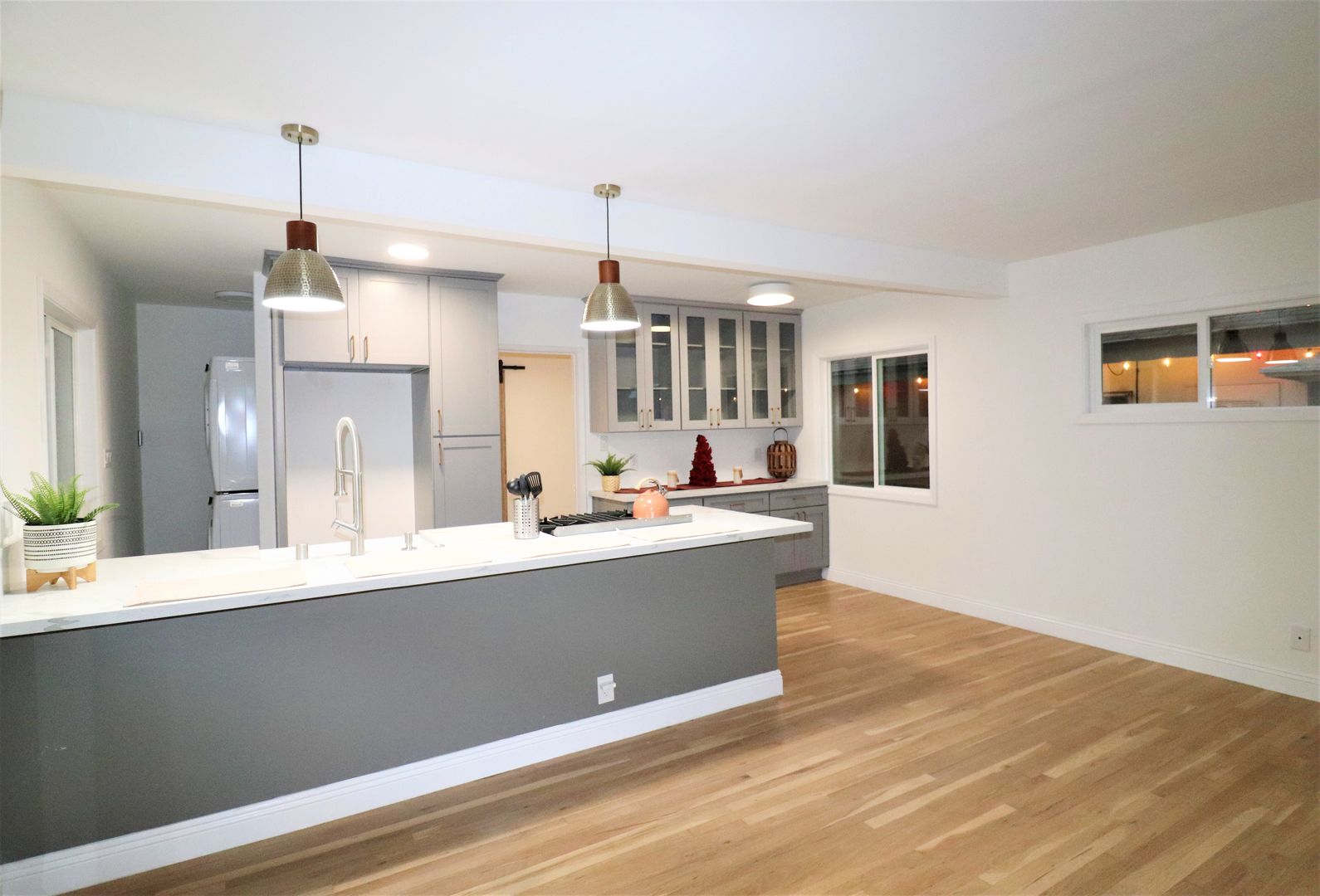 Burbank Apartment: 1230 N Hollywood Way