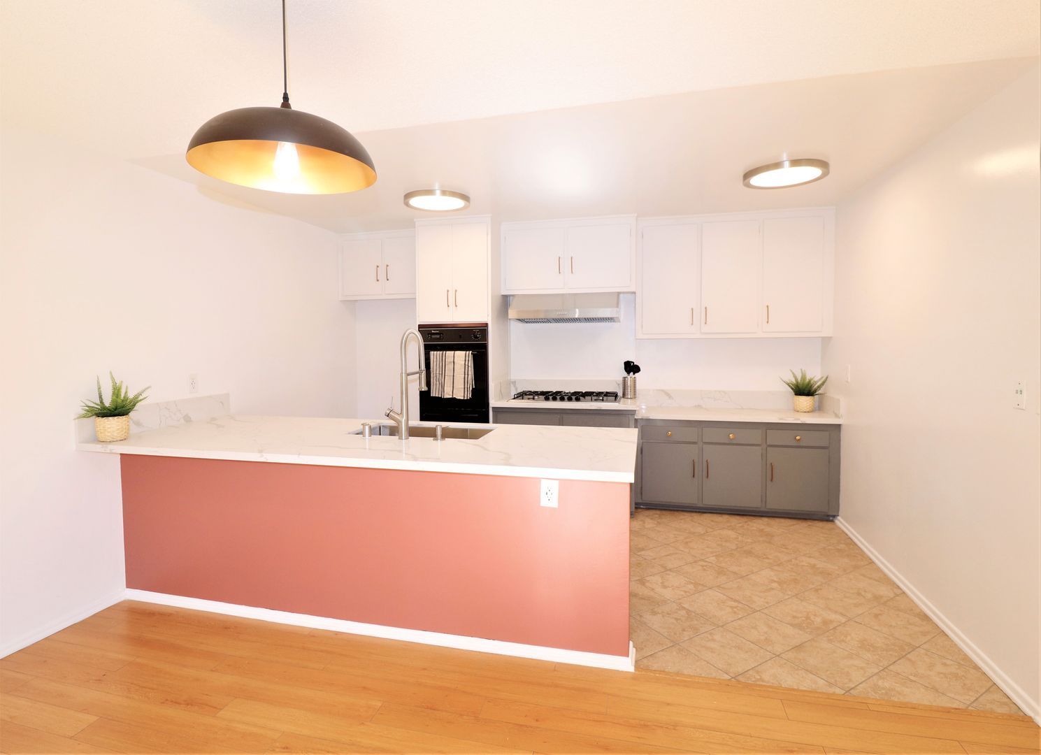 Burbank Apartment: 445 E Magnolia Blvd