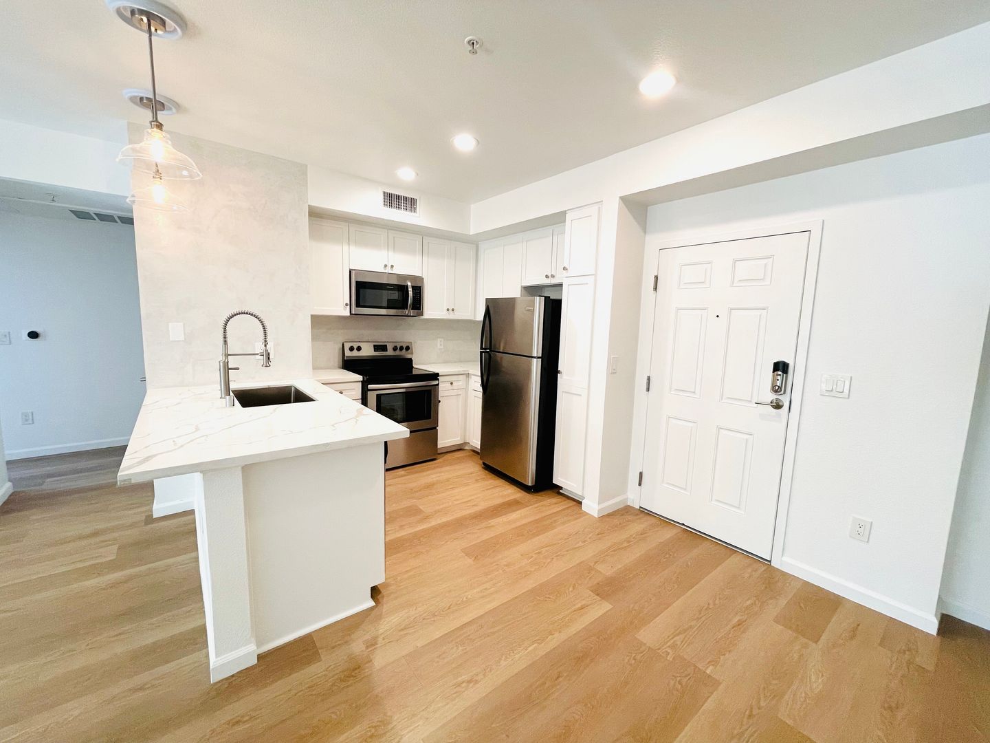 Los Angeles Apartment: 3400 Cahuenga Blvd