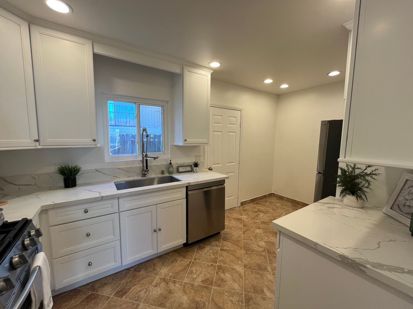 Glendale Apartment: 325 E Stocker St