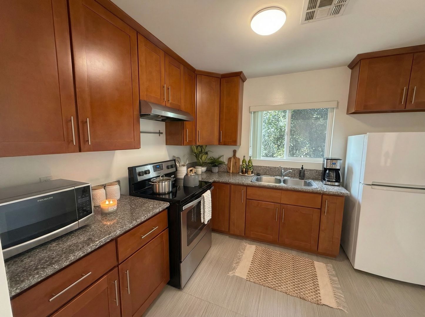 Los Angeles Apartment: 6501 Fulton Ave