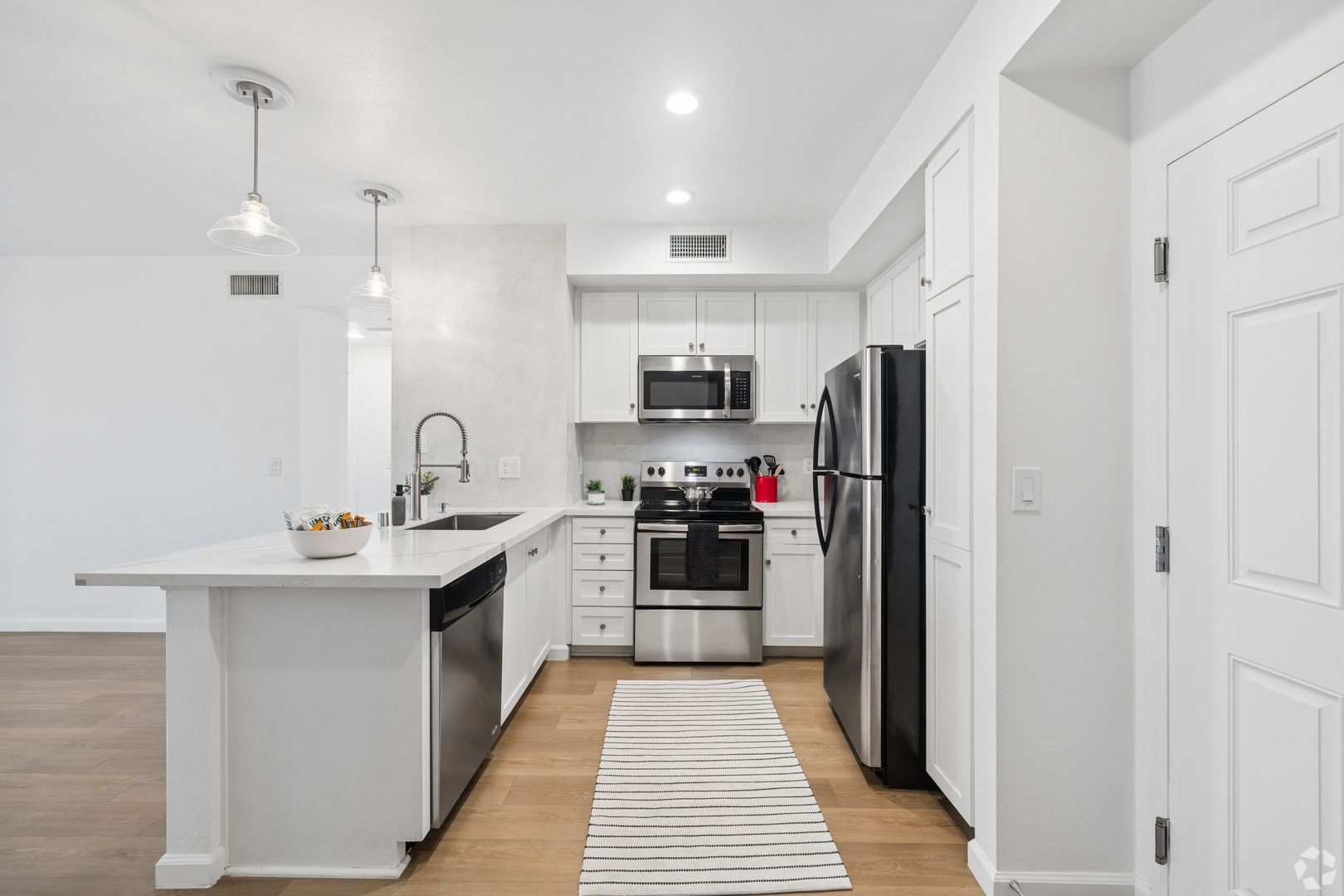 Los Angeles Apartment: 3400 Cahuenga Blvd