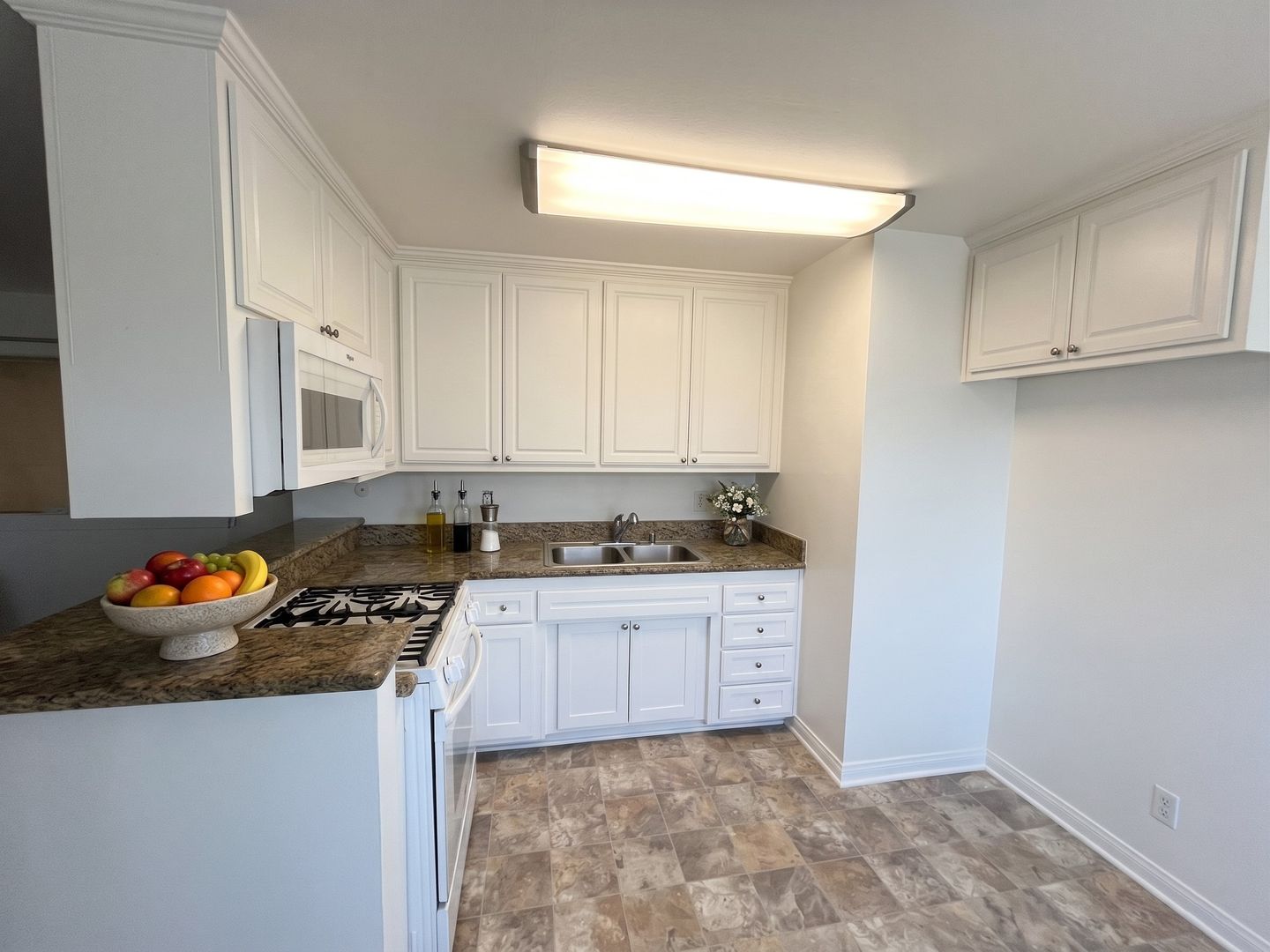 North Hollywood Apartment: 10822 Victory Blvd