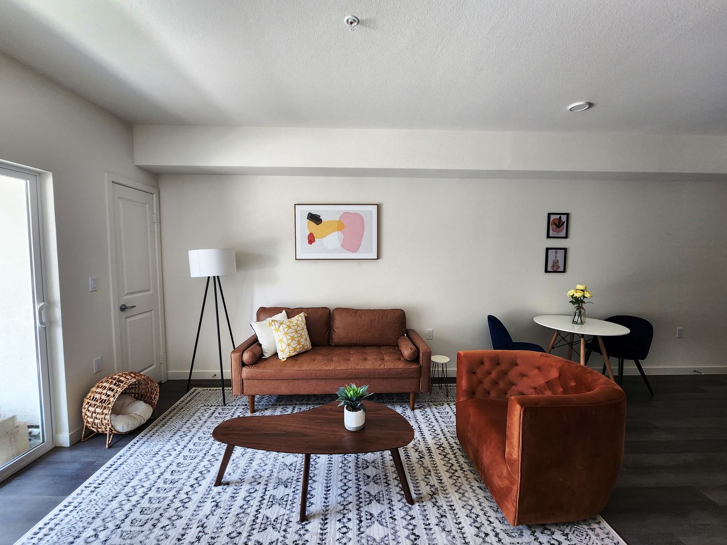 Toluca Lake Apartment: 10555 Bloomfield St