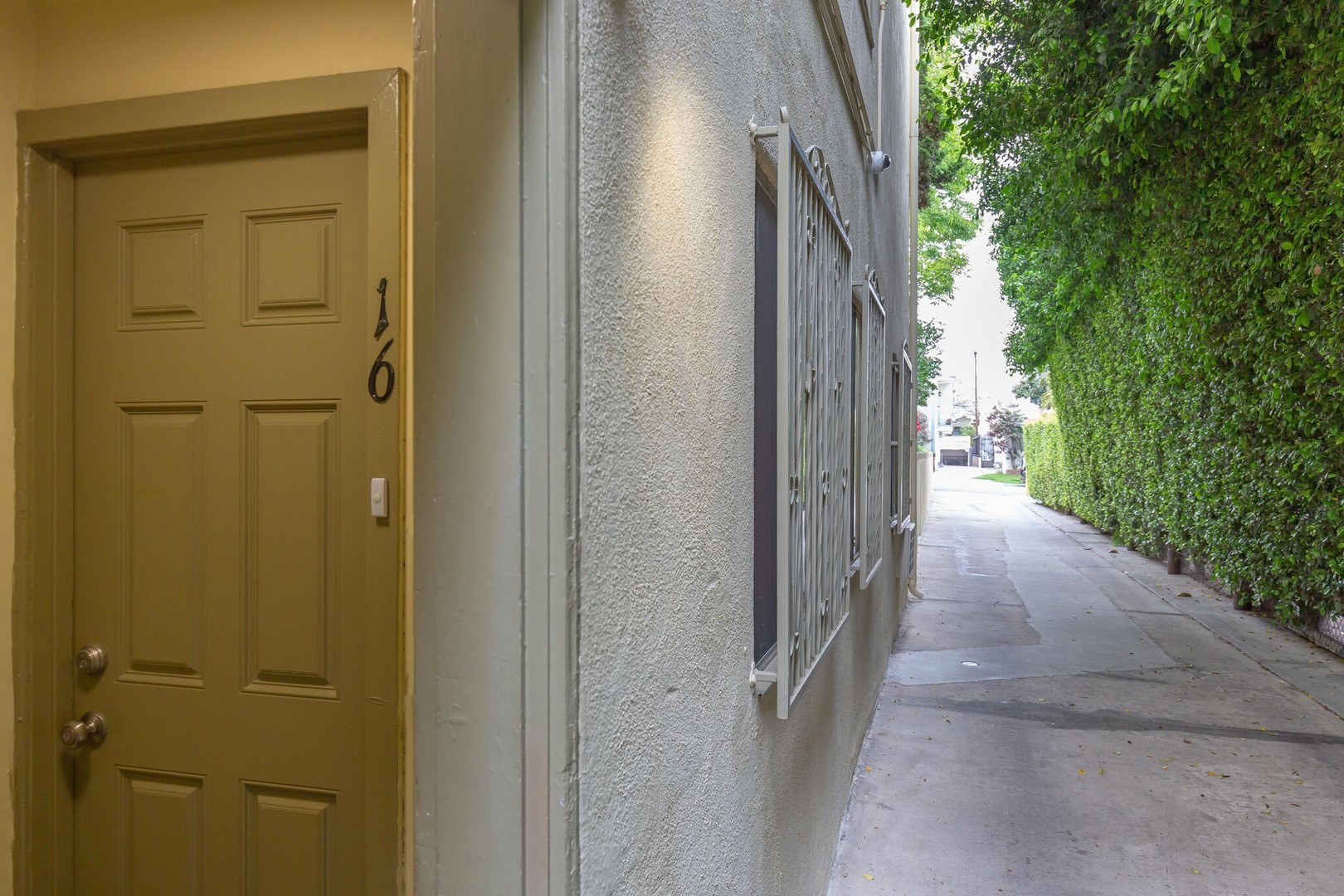 West Hollywood Apartment: 1245 N Laurel Ave