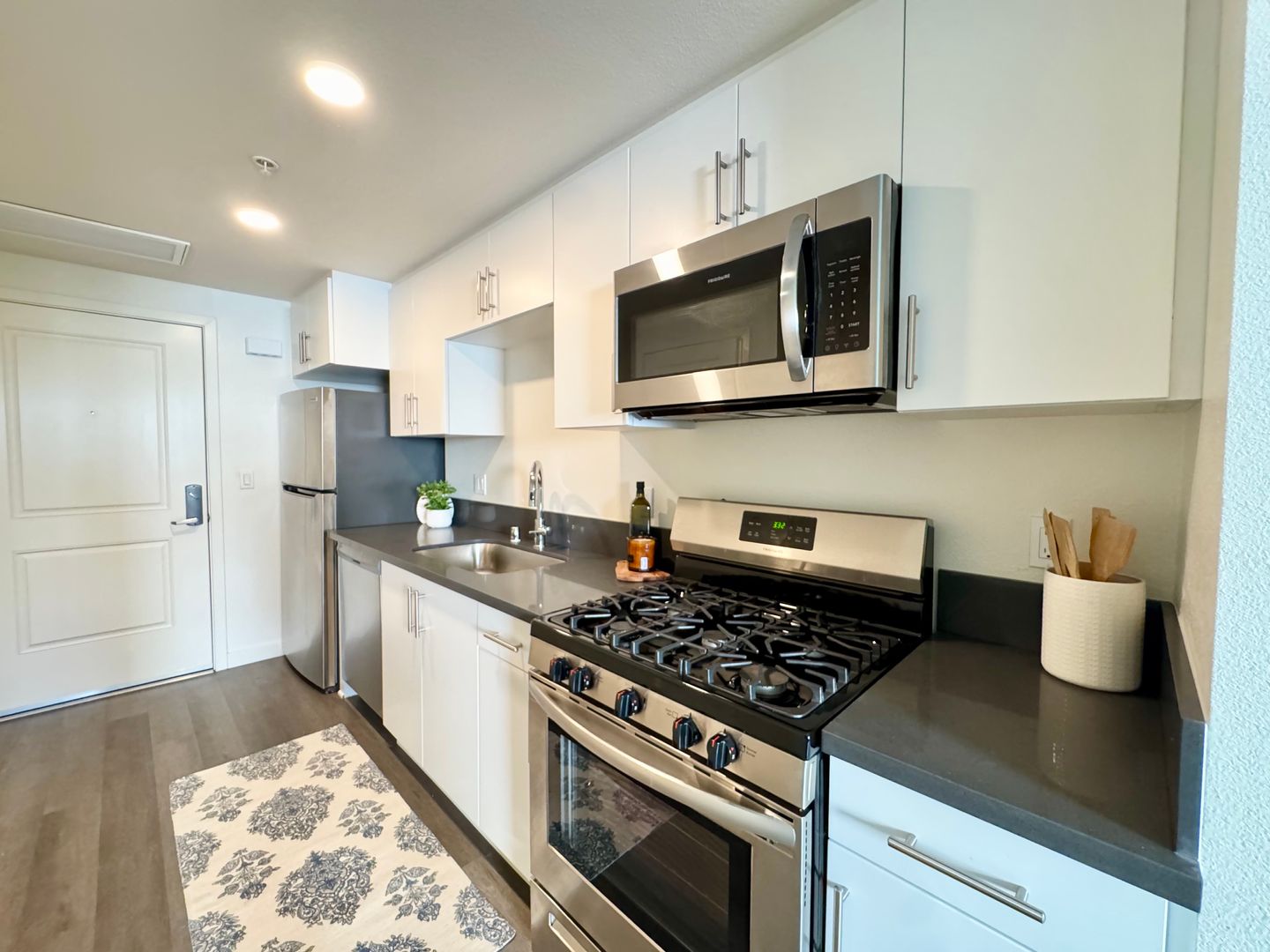 Toluca Lake Apartment: 10555 Bloomfield St